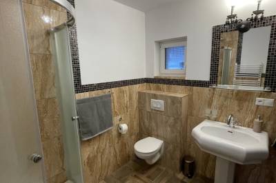 Kúpeľňa so sprchovacím kútom a toaletou na prízemí, Chata NOVA VITA, Vitanová