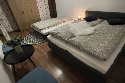 Spálňa s manželskou posteľou a 2 prístelkami na pohovke, Chata NOVA VITA, Vitanová