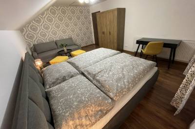 Spálňa s manželskou posteľou a 2 prístelkami na pohovke, Chata NOVA VITA, Vitanová