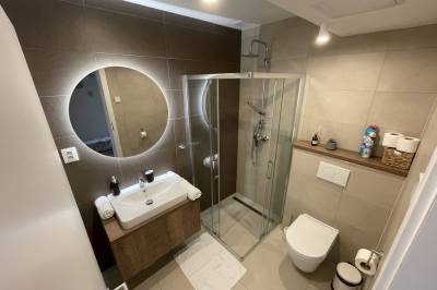 Kúpeľňa so sprchovacím kútom a toaletou, Apartmán SNOW, Oravská Lesná