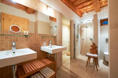 Kúpeľňa so sprchovacím kútom a toaletou, Lubka Lodge, Lučatín