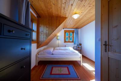 Spálňa s manželskou posteľou, Lubka Lodge, Lučatín