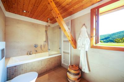 Kúpeľňa s vaňou a toaletou, Lubka Lodge, Lučatín