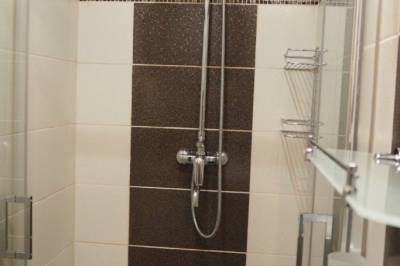 Kúpeľňa so sprchovacím kútom, Chata Šmokvica, Pribylina