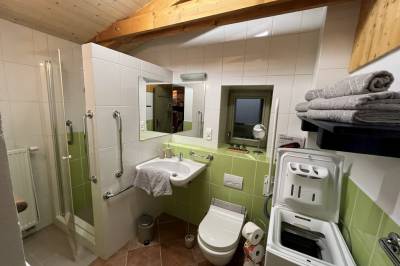 Kúpeľňa so sprchovacím kútom, práčkou a toaletou, Chata Matej, Dolný Kubín