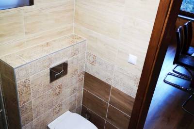 Kúpeľňa so sprchovacím kútom a toaletou, Chata wellness Krpáčovo, Horná Lehota