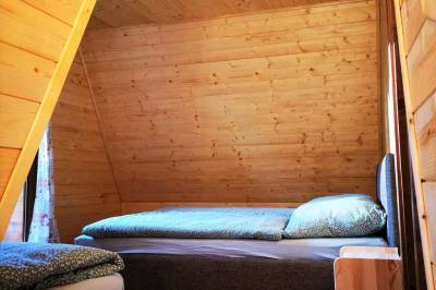 Spálňa s manželskou posteľou a 1-lôžkovou posteľou na poschodí, Chata wellness Krpáčovo, Horná Lehota