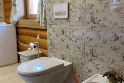 Kúpeľňa s vaňou a toaletou, Zrub Kubko, Liptovský Trnovec