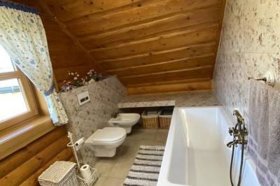 Kúpeľňa s vaňou a toaletou, Zrub Kubko, Liptovský Trnovec