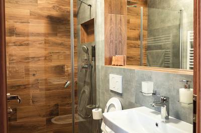 Trojlôžková izba premium - kúpeľňa so sprchovacím kútom a toaletou, Penzión Larion, Kráľova Lehota