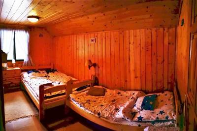 Spálňa s manželskou a 1-lôžkovou posteľou, Chalúpka pod Kozincom, Zázrivá