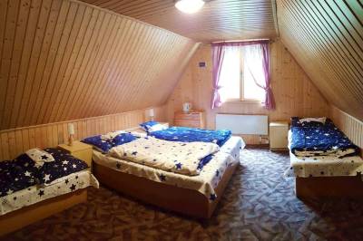 Spálňa s manželskou posteľou a dvomi oddelenými lôžkami, Chalúpka pod Kozincom, Zázrivá