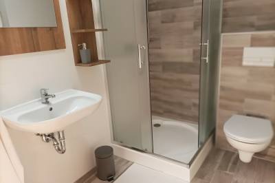 Kúpeľňa so sprchovacím kútom a toaletou, Apartmán Bešeň 206, Bešeňová