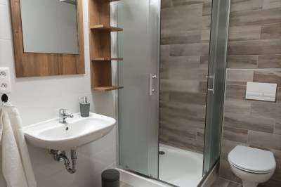 Kúpeľňa so sprchovacím kútom a toaletou, Apartmán Bešeň 206, Bešeňová