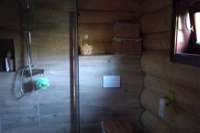 Kúpeľňa so sprchovacím kútom a toaletou, Chata Riečka, Oravská Jasenica