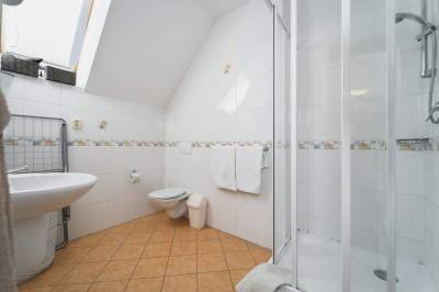 Dvojlôžková izba – kúpeľňa so sprchovacím kútom a toaletou, Vila Michal, Liptovský Michal