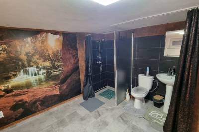Kúpeľňa so sprchovacím kútom a toaletou, Vila Viki, Vlachy