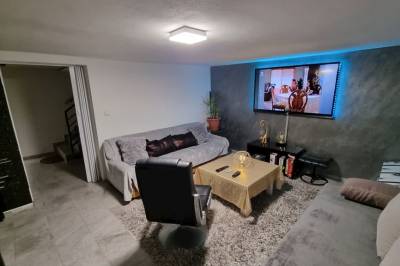 Obývačka s gaučom a LCD TV, Vila Viki, Vlachy