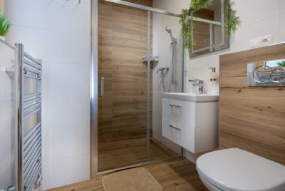 Kúpeľňa so sprchovým kútom a toaletou, Chata BALUX B, Demänovská Dolina
