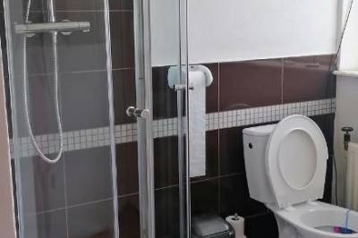 Kúpeľňa so sprchovacím kútom a toaletou, Ubytovanie v súkromí Diana, Revúca