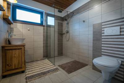 Kúpeľňa so sprchovacím kútom a toaletou, Chalupa Mičík, Zuberec