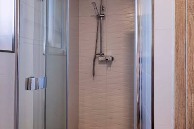 Kúpeľňa so sprchovacím kútom, Apartments Pemikas, Liptovský Mikuláš