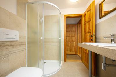 Kúpeľňa so sprchovacím kútom a toaletou, Guest House Mengsdorf, Mengusovce