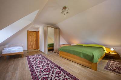 Spálňa s manželskou posteľou a 1-lôžkovou posteľou, Guest House Mengsdorf, Mengusovce