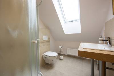 Kúpeľňa so sprchovacím kútom a toaletou, Guest House Mengsdorf, Mengusovce