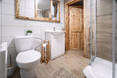 Kúpeľňa so sprchovacím kútom a toaletou, Chata Aninka, Liptovská Anna