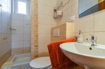 Kúpeľňa so sprchovacím kútom a toaletou, Vila Rado, Smrečany
