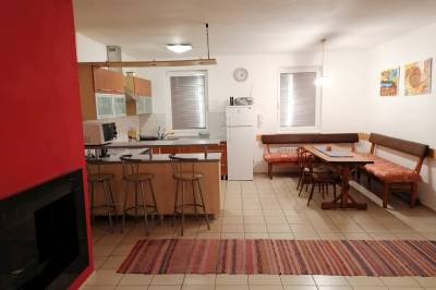 Spoločenská miestnosť prepojená s kuchyňou, Vila Rado, Smrečany