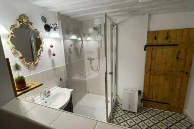 Čarovný apartmán – kúpeľňa so sprchovacím kútom a toaletou, Čarovný apartmán a apartmán Zlaté časy na Trojici, Banská Štiavnica