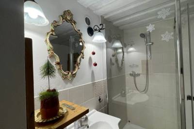 Čarovný apartmán – kúpeľňa so sprchovacím kútom a toaletou, Čarovný apartmán a apartmán Zlaté časy na Trojici, Banská Štiavnica