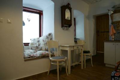Čarovný apartmán – jedálenské sedenie, Čarovný apartmán a apartmán Zlaté časy na Trojici, Banská Štiavnica