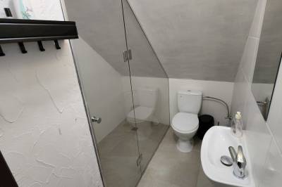 Kúpeľňa so sprchovacím kútom a toaletou, Zrub JESPER, Liptovský Trnovec