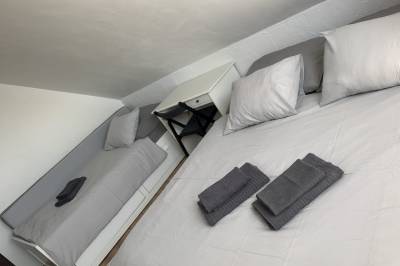 Spálňa s manželskou posteľou, 1-lôžkovou posteľou a prístelkou, Zrub JESPER, Liptovský Trnovec