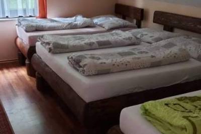 Spálňa s manželskou posteľou a samostatnými lôžkami, Chata Lieskoviny, Raková