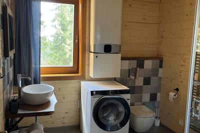 Kúpeľňa so sprchovacím kútom, práčkou a toaletou, Chata Malina, Martin