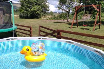 Trampolína, hojdačka a detský bazén v exteriéri ubytovania, Chalupa na Zelenej lúke, Hriňová