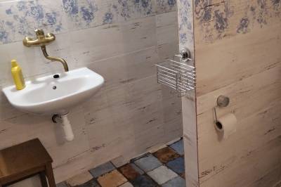 Kúpeľňa so sprchovacím kútom a toaletou, Chalupa na Zelenej lúke, Hriňová