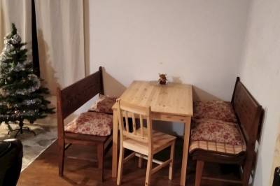 Spoločenská miestnosť s krbom, pohovkou a jedálenským sedením, Chalupa na Zelenej lúke, Hriňová