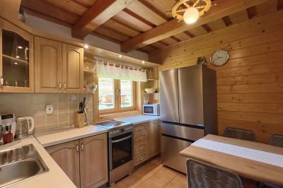 Spoločenská miestnosť prepojená s kuchyňou, Drevenica Kozinec, Drevenica Kozinec, Zázrivá