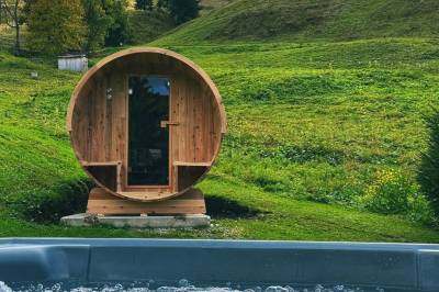 Vírivka a sauna v exteriéri ubytovania, Drevenica Kozinec, Zázrivá