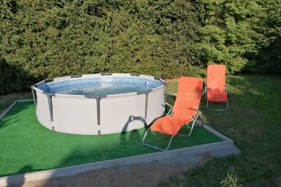 Vonkajší bazén s ležadlami, Chalupa Červeňany, Červeňany