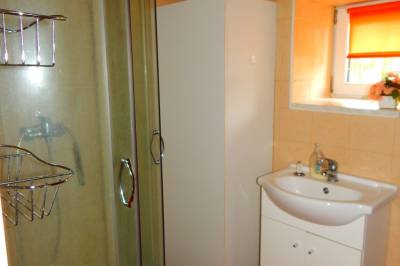 Kúpeľňa so sprchovacím kútom, Chalupa Červeňany, Červeňany
