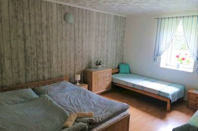 Spálňa s manželskou posteľou a samostatnými lôžkami, Chalupa Červeňany, Červeňany