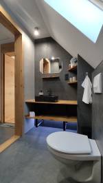 Úpeľňa so sprchovacím kútom a toaletou na poschodí, Chalet Studenec, Banský Studenec