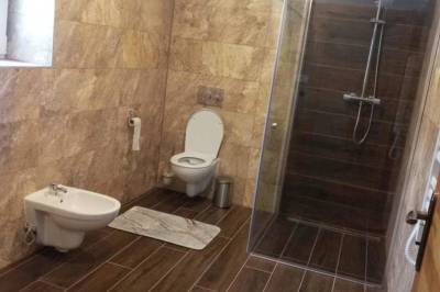 Kúpeľňa so sprchovacím kútom a toaletou, Chalupa u Sašky pod vŕškom, Terchová