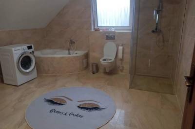 Kúpeľňa so sprchovacím kútom, vaňou, práčkou a toaletou, Chalupa u Sašky pod vŕškom, Terchová
